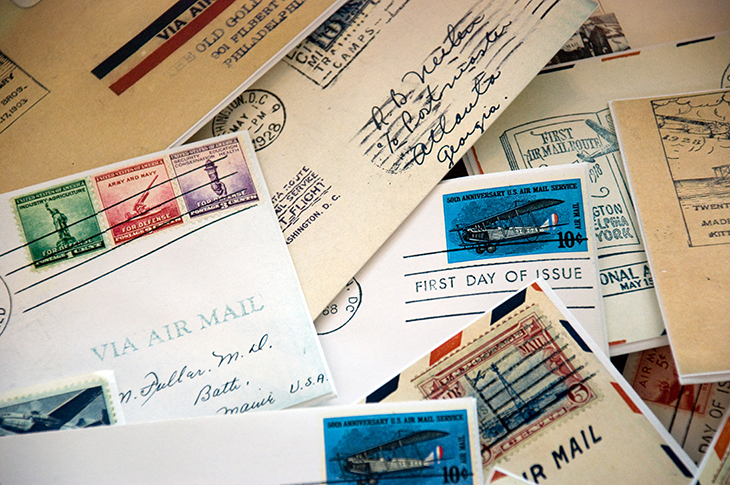 Historia del desarrollo de los servicios postales en el mundo