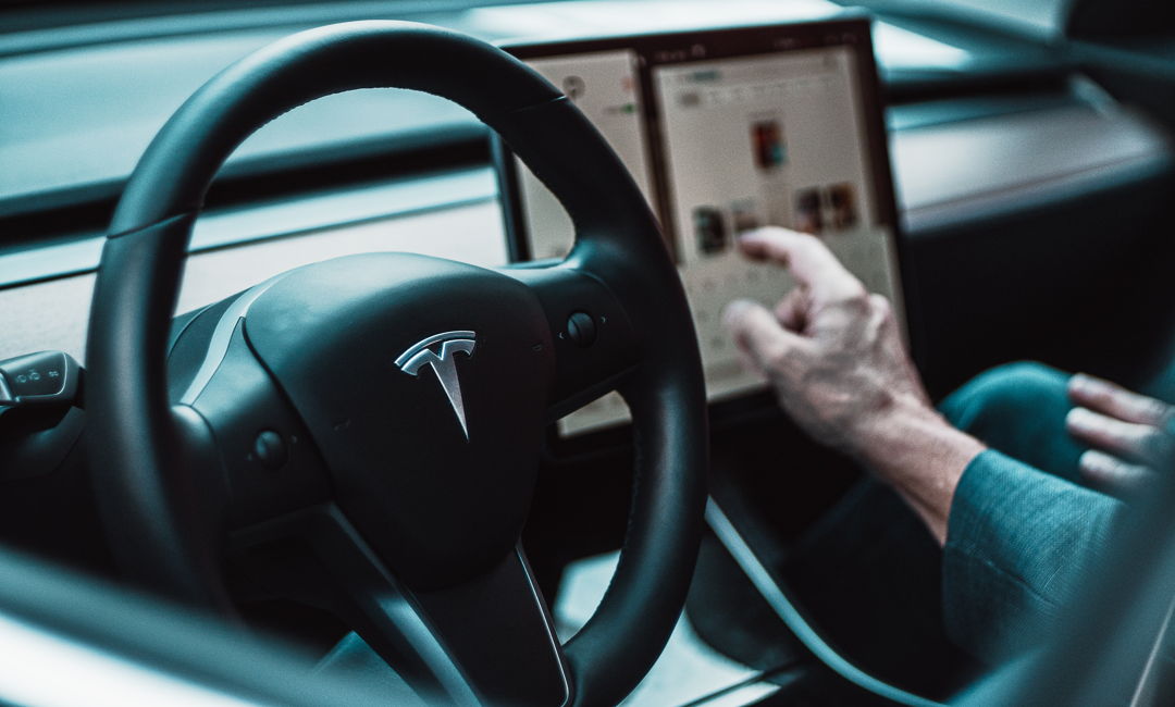Tesla ha implementado tecnología eSIM en sus automóviles conectados.